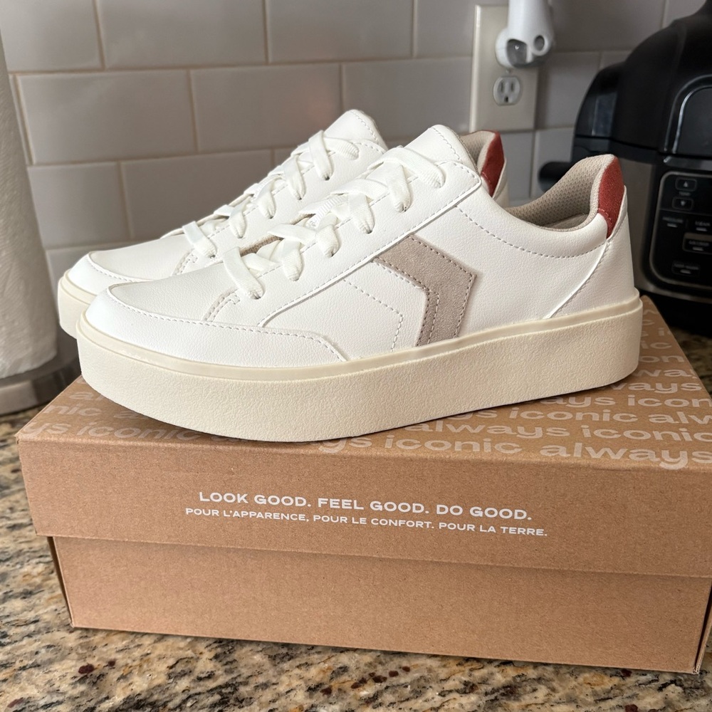 Dr. Scholl’s Madison sneaker size 8 NEW!!!
